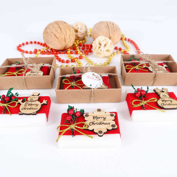 Personalized Christmas Gift Scented Soaps, Christmas Favors for Family, Friends and Coworkers Items designed by Happy Times Favors, a handmade gift shop. Scented Soap decorated with real natural dried flowers and personalized wooden name tag. Ideal for Christmas, Noel, New Year, Happy Holiday. Personalized Christmas Gifts, Custom Gifts for Christmas, Christmas decorations, ornaments, Christmas Natural soap.